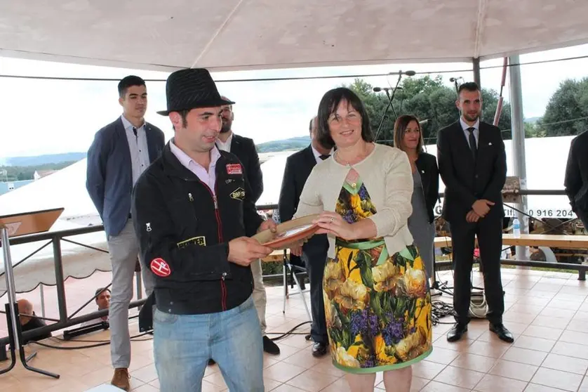 Clarisa Couto entregando  un premio na Festa da Pataca de Coristanco