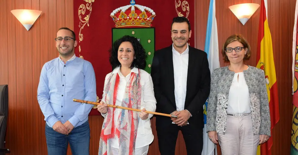 Margarita lamela nova alcaldesa de Cee cos seus 4 edis do PSOE-Foto-Rafa Quintans