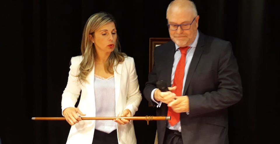 Monica Rodriguez recibindo o baston de mando de Manuel Antelo como nova alcaldesa de Vimianzo 1