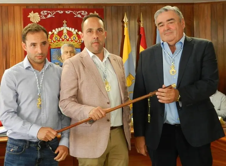 Dani Garcia Reigia Walter Pardo e Alfredo Canizo no pleno de investidura do Concello de Malpica