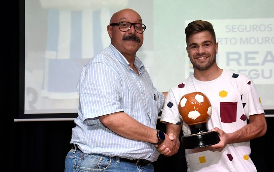 Manuel Corredoira entregando un premio a MC na Gala do Futbol da Costa QPC 2018