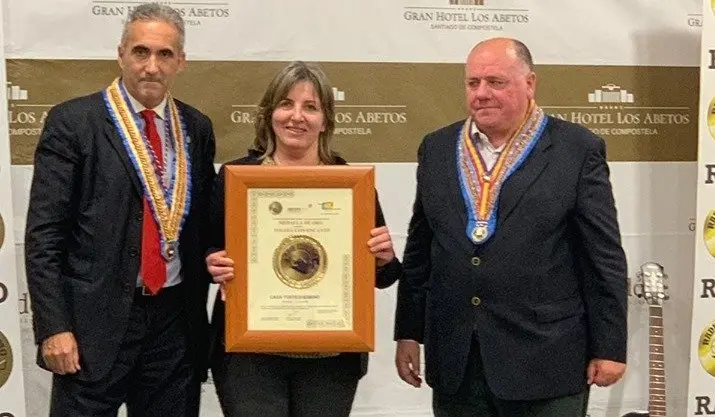 Mari Carmen Fontequeiroso recollendo o Plato de Oro a Casa Fontequeiroso