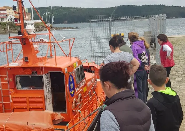 A Salvamar Altair traendo aos marineiros do Loly II ao porto de Camarinas