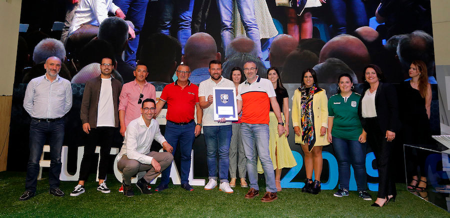 Expedicion da SD Fisterra recollendo o premio a Mellor Afeccion do Futbol Galego