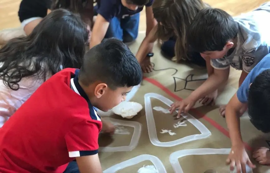 Obradoiro de pintura rupestre nas visitas escolares a Dombate