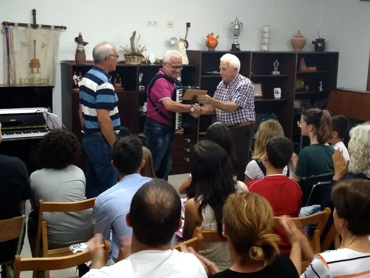 Jacinto Paredes recibiu un detalle da Escola de Musica de Serantes