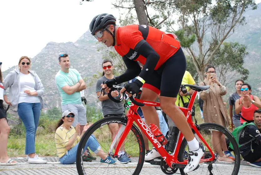 Miguel Indurain sufrindo na subida do Muro do Gran Fondo Ezaro-Foto-Javi Lareo Bichocleta