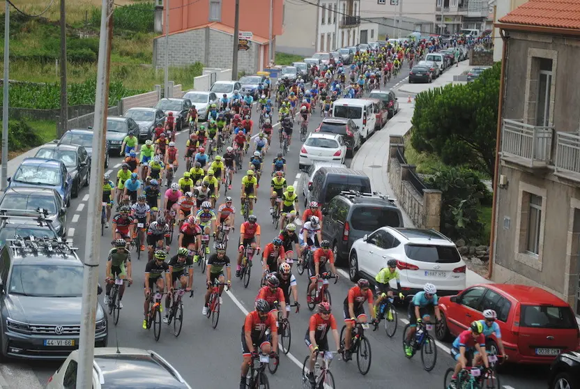 Peloton do Gran Fondo ao seu paso polo Ezaro-Foto-Jorge Castro