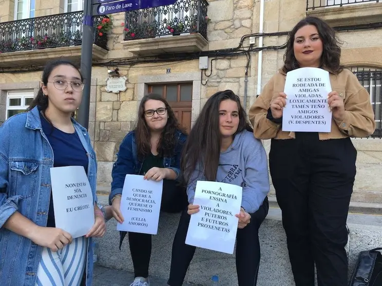 Participantes na concentracion en Laxe contra a violencia machista-Foto-Victor de Mira