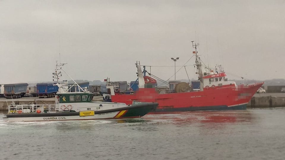 Barco portugues requisado preto de Fisterra