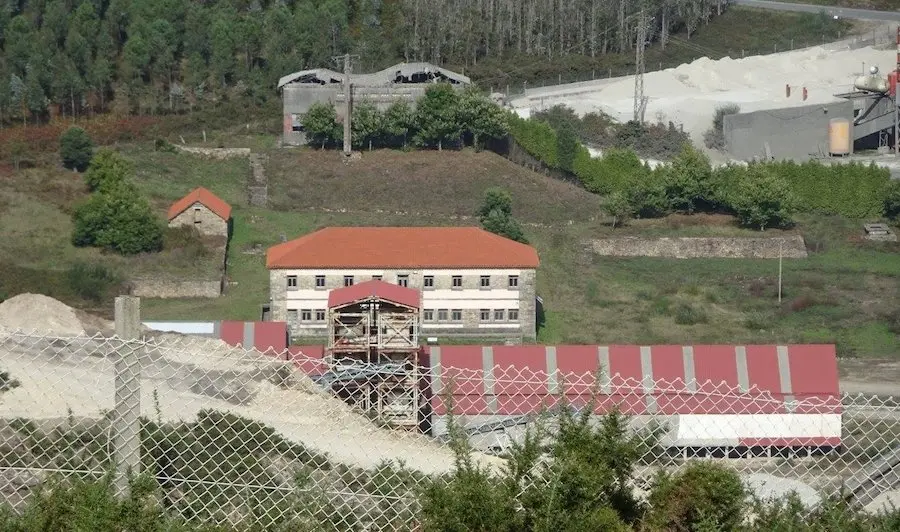 O edificio principal da Mina de Varilongo acollera un Museo