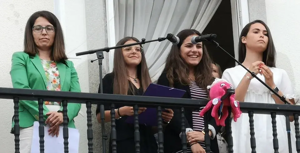 Alumnas do IES Pedra da Aguia dando o pregon das Festas do Carme de Camarinas