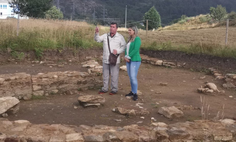 O arqueologo Tito Concheiro coa alcaldesa de Vimianzo