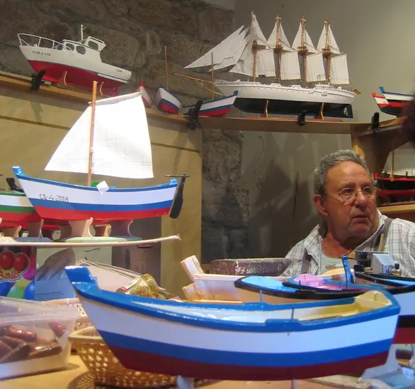 José María Suárez Santiago fai maquetas de barcos no Castelo de Vimianzo