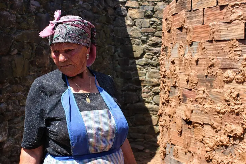 Manuela de Marina prendendo o Forno do Forte para a Cocedura da Mostra de Oleria de Buno