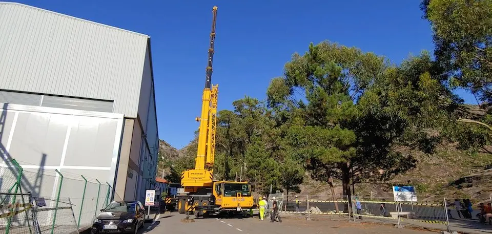 Grua de Ogando paras obras da pasarela do Ezaro