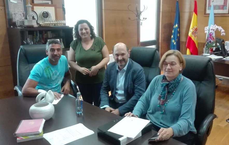 Concelleiros e alcaldesa de Muros co presidente da RFGF