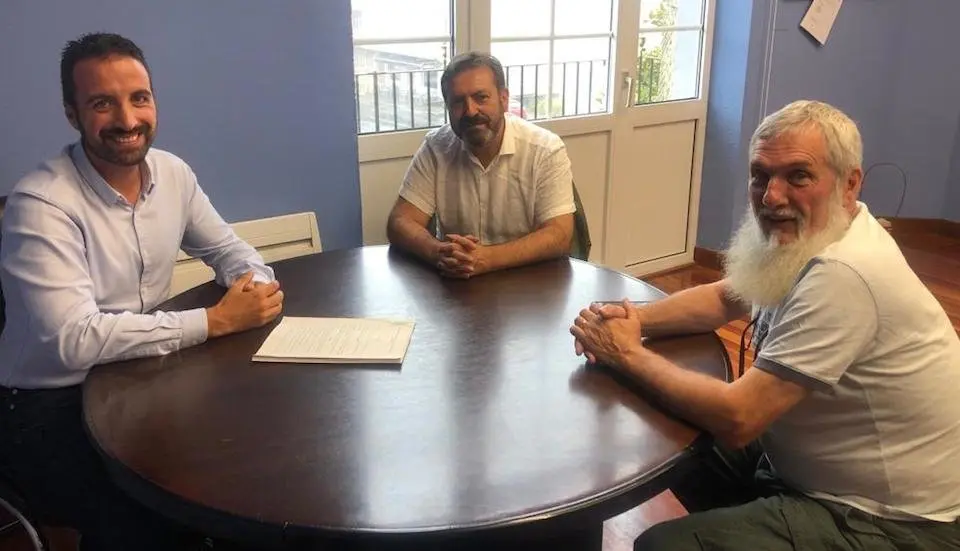 Foto xuntanza, Xan Blanco, Alcade de Mazaricos ocs deputados do BNG,  X.Luís Rivas e Luís Bará