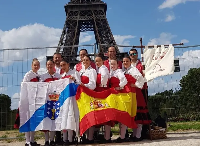 Grupo de Baile Xaldon de Corcubion na Torre Eiffel de Paris