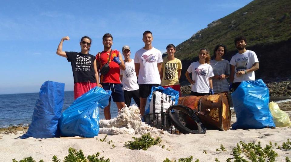Xentes do Comarea limpando a praia de Arnela