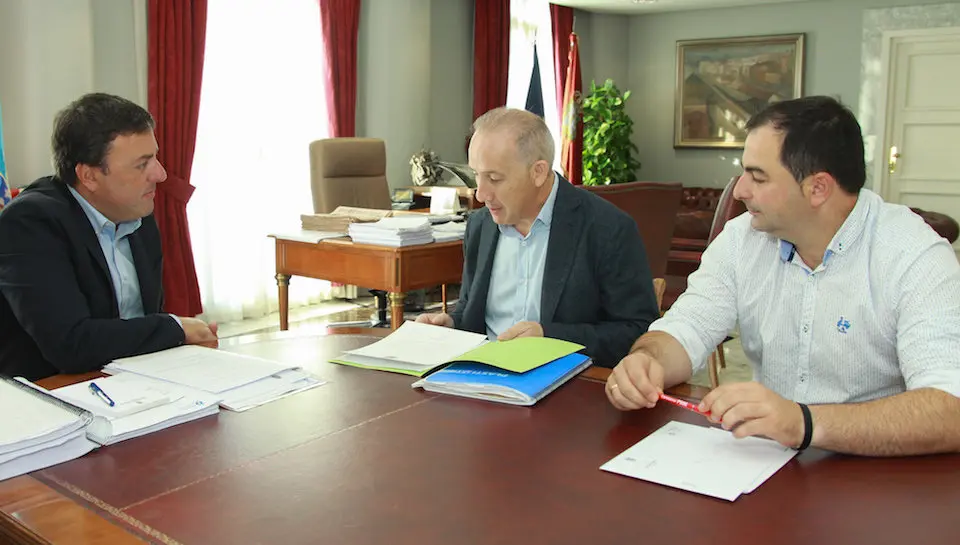 O alcalde de Coristanco Juan Carlos Garcia e o concelleiro Jose Manuel Perez Abelenda co presidente da Deputacion