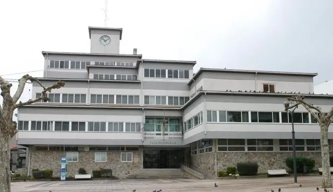 Vista general de la fachada principal del ayuntamiento de Carballo	aec