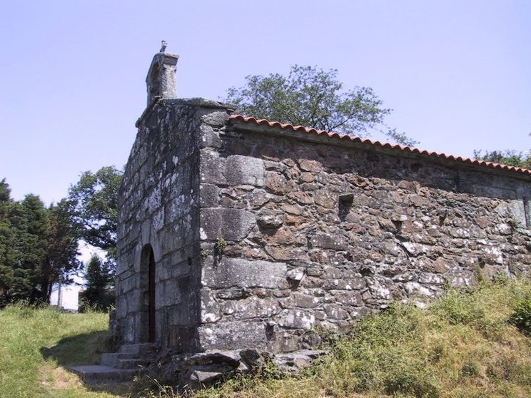 Perspectiva na que podemos observar a fachada principal da capela e un dos seus laterais do Santuario de Virxindon de Quintans Mazaricos