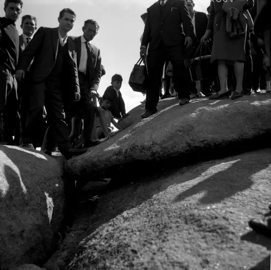 Pedra de Abalar por Gustav Henningsen no Museo do Pobo Galego-Foto do ano 1966-68