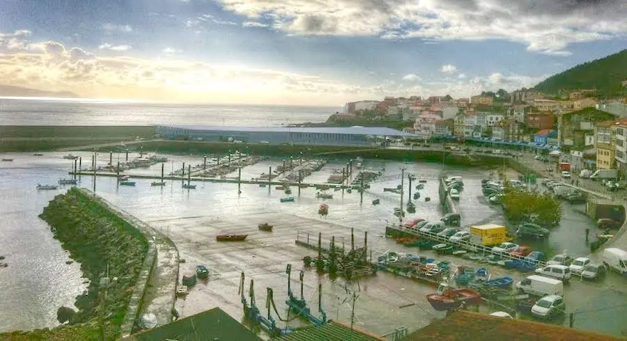 Bonita estampa do porto de Fisterra con HDR