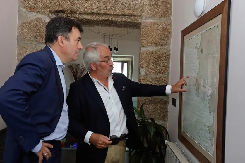 Roman Rodriguez con Jesus Picallo de Visita ao Hotel Semaforo de Fisterra vendo un mapa de Pepe de Oleghario