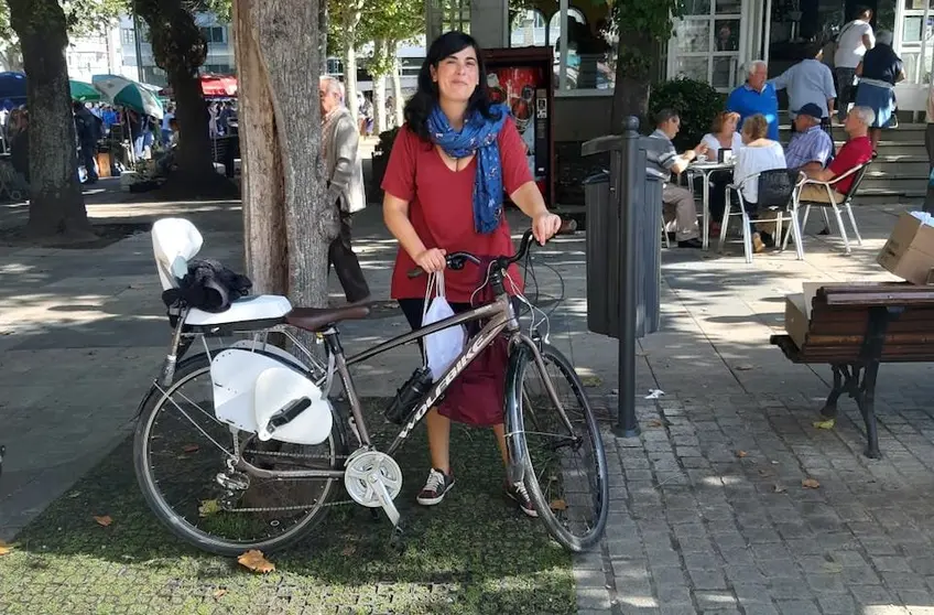 Unha nai en bici ao mercado de Carballo