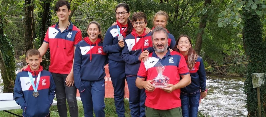 Familia do Club Piraguismo Dumbria subcampion Galego de Slalom con Quique Portela