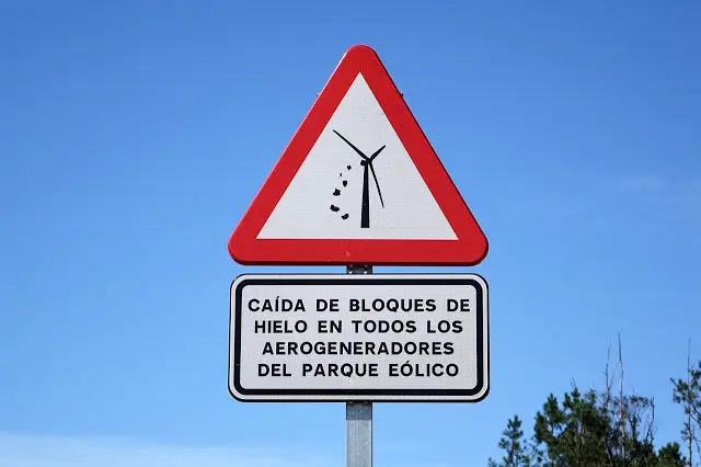 Sinal de perigo no parque eólico Mouriños