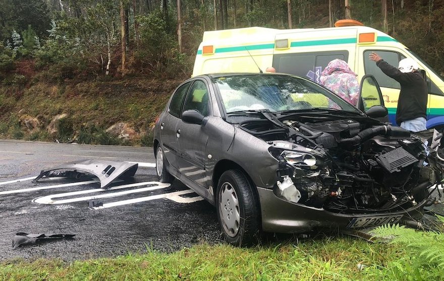 Accidente na estrada Laxe Camarinas