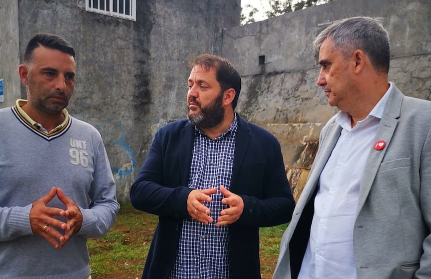 O alcalde de Ponteceso cunha visita da Deputacion o mes pasado