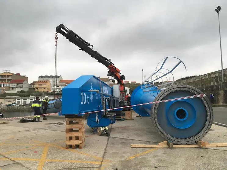 tarefas de substitucion da grua do porto de Laxe-Foto-Victor de Mira