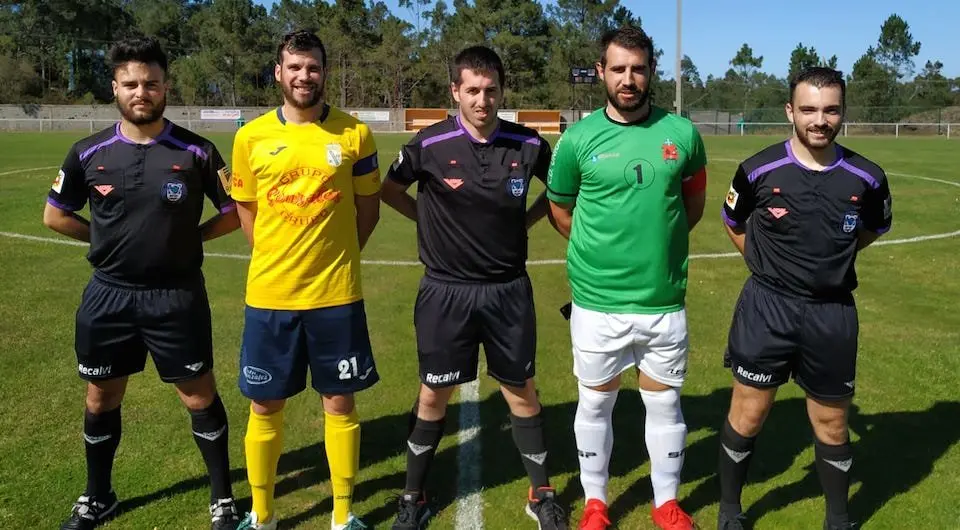 O Capi do Mazaricos Esteban Pereiro co trio arbitral nun choque no Pino do Val