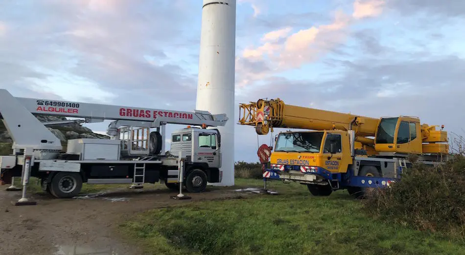 Un viravento e duas gruas nos terreos da familia Gomez Gomez