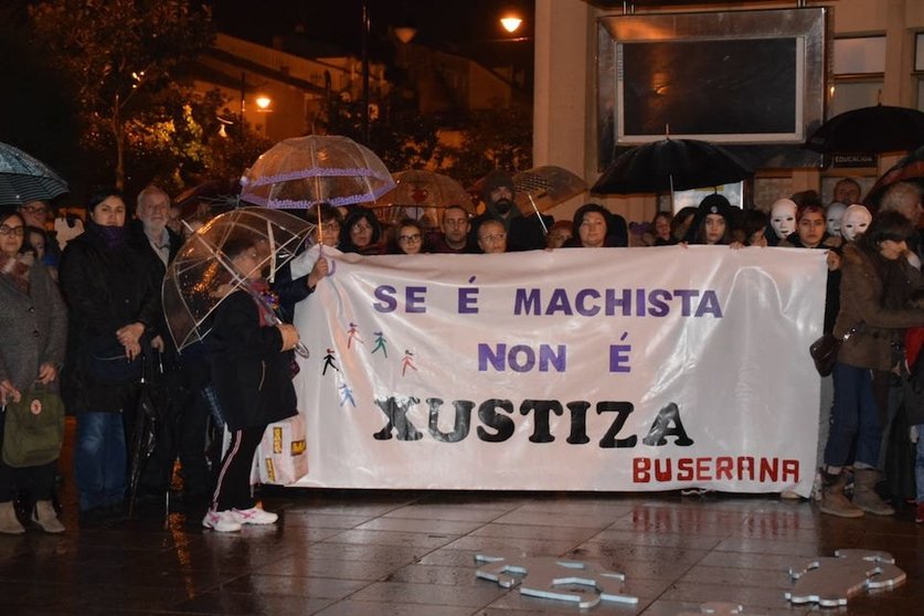Foto do 25N da concentración de Buserana en Cee de Rafa Quintáns