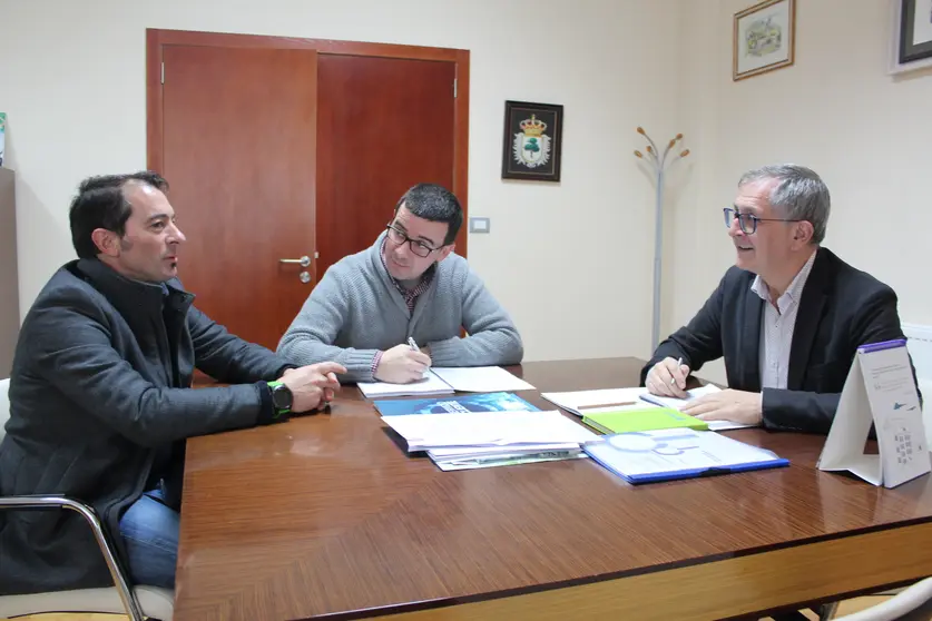 Reunión na que foi asinado o contrato para a posta en marcha do centro de coworking.