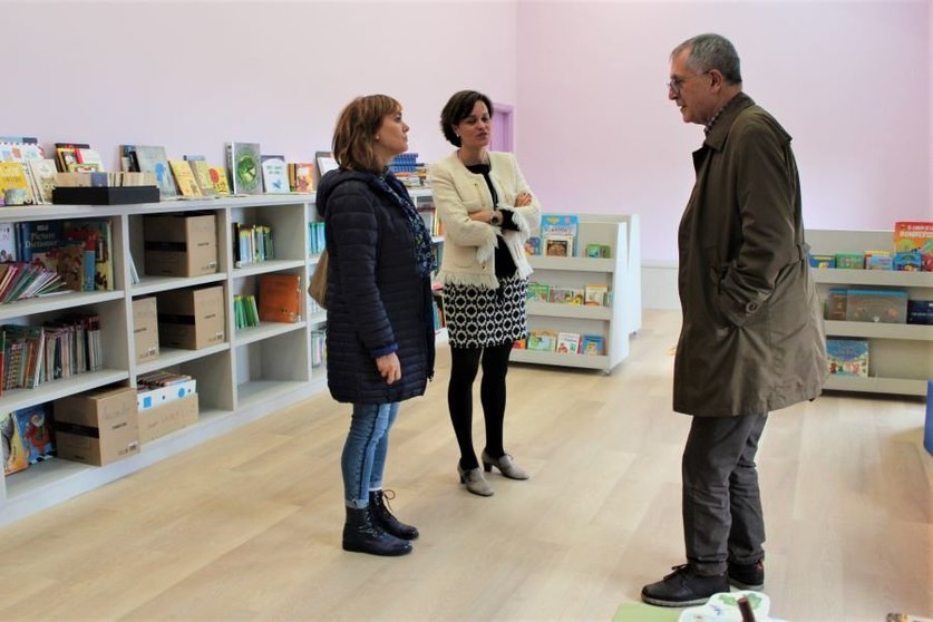 Visita do alcalde, Evencio Ferrero, e a concelleira de Educación, Mar Eirís, á biblioteca.