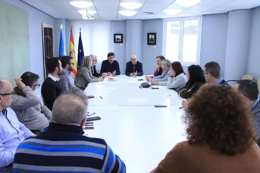 Todos os representantes dos Concellos da Costa da Morte participantes na xuntaza da Deputación.