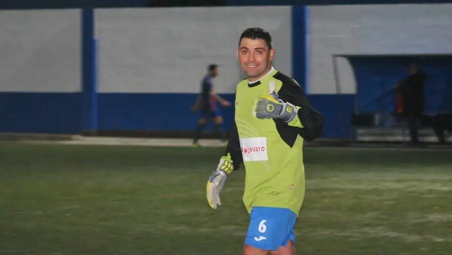 Juanjo tivo que ponerse baixo paus no Ponteceso-Esteirana-Foto-Brais Vazquez e David Antelo