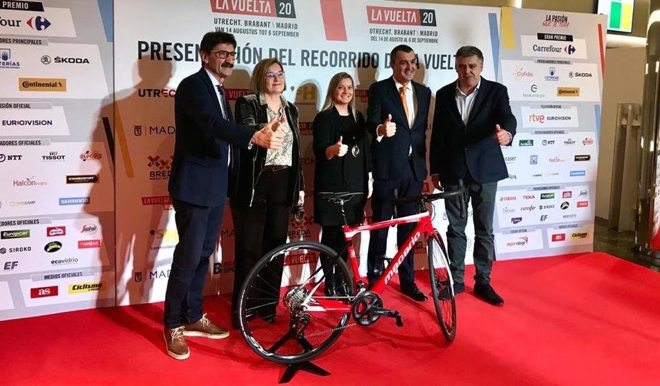 Alcalde Dumbría, alcaldesa Muros, Deputada Deportes, Director de La Vuelta, Alcalde de Carnota 