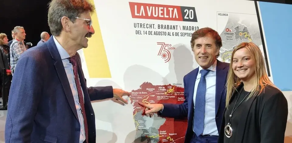 Pequeño, Perico Delgado, Cristina Capelan presentando La Vuelta 2020 pola Costa da Morte