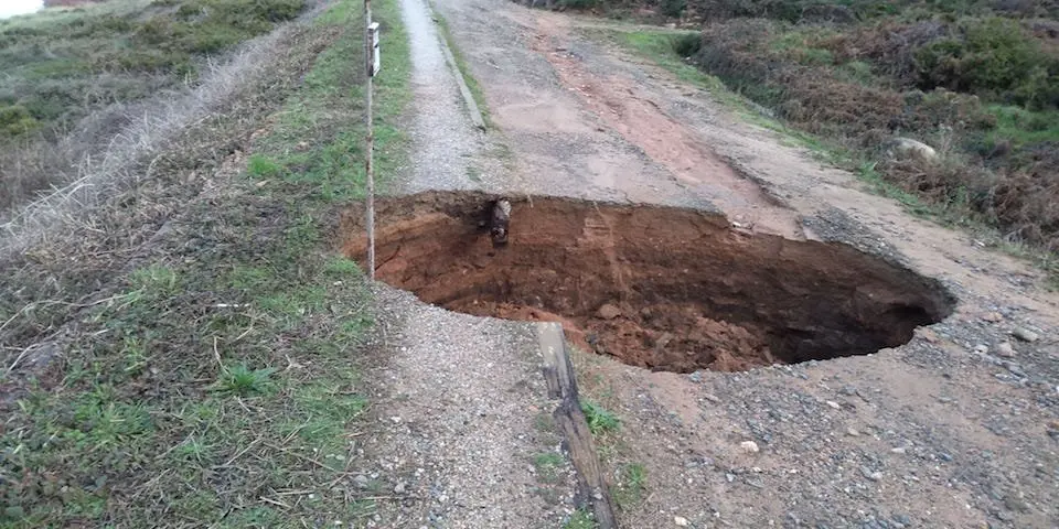 Socavón pista reira Camarinas