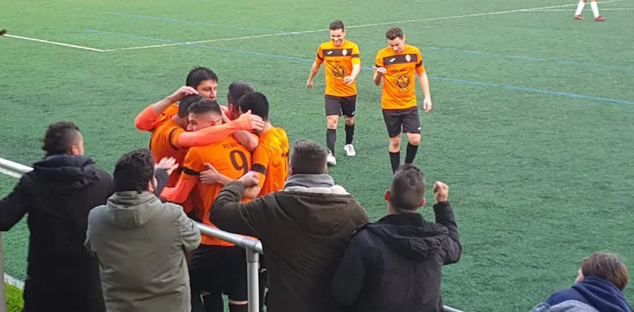 Volantes celebrando un dos goles-Foto-Adriana