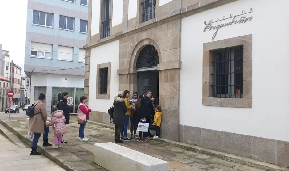 Colas no Museo Bergantinos para coller as  tarxetas_premios