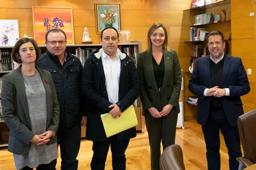 A conselleira de Política Social, Fabiola García, e o alcalde de Malpica, Walter Pardo, xunto con outros representantes da corporación municipal.