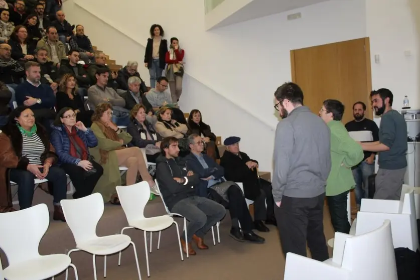 O auditorio da Biblioteca Rego da Balsa reuniu a medio centenar de veciños.